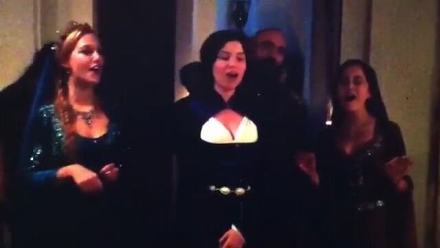 Мерьем узерли, сельма эргеч и селен озтюрк поют на съемках «великолепного века», 3 сезон.