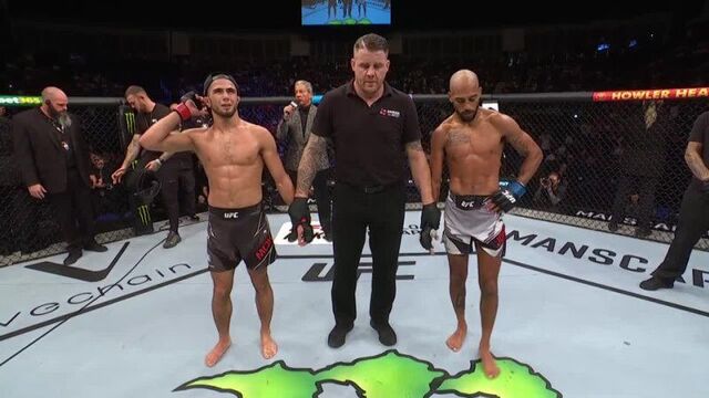 Мухаммад мокаев выиграл у чарльса джонсона единогласным решением