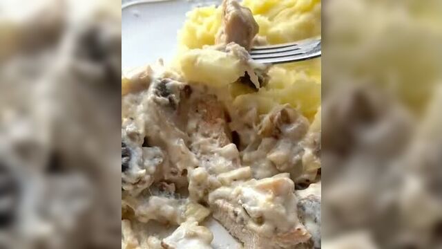 Отбивные из индейки в сливочно-грибном соусе