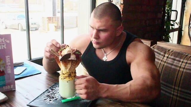 Милк шейк в ресторане ели-пели