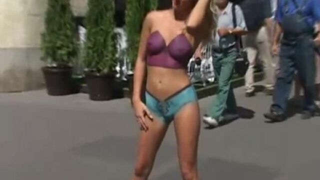 В нарисованной одежде гуляет по городу