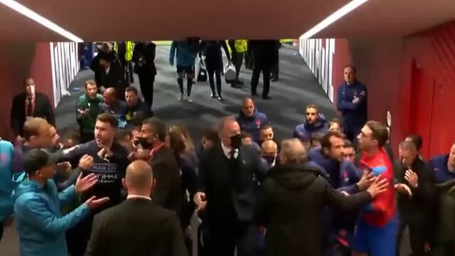 Игроки «атлетико» и «манчестер сити» устроили потасовку в подтрибунном помещении