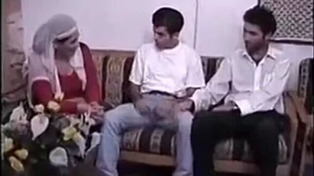 يضحك على اخته و ينيكها هو و صاحبه - سكس مصري نار