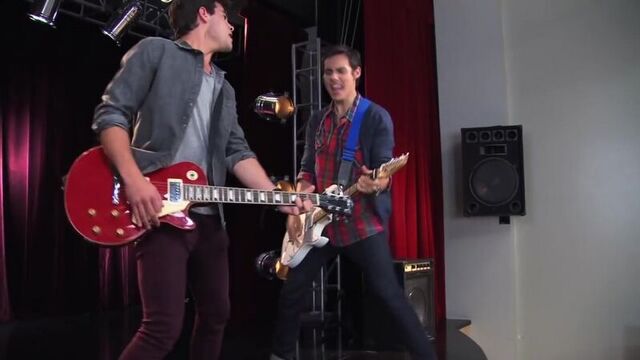 Violetta - ¨euforia¨ en inglés (temp 2 - ep 29)